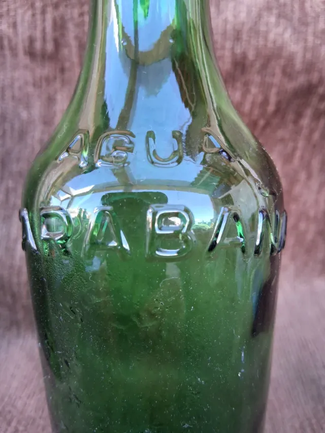 Vecchie bottiglie di acqua minerale