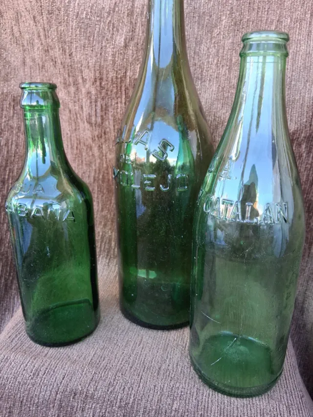 Vecchie bottiglie di acqua minerale