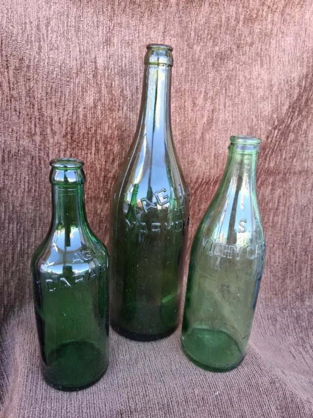 Vecchie bottiglie di acqua minerale