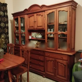 Mueble de salón de madera y cristal
