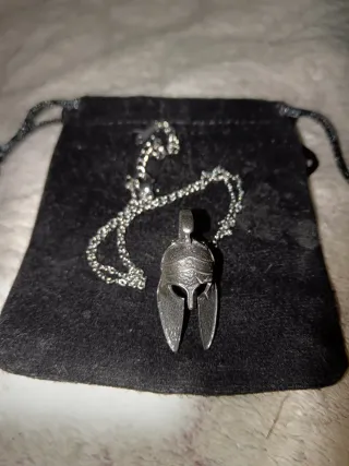 Collar con colgante casco espartano