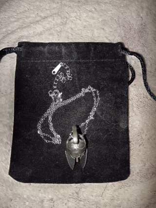 Collar con colgante casco espartano