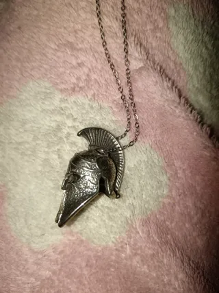 Collar con colgante casco espartano