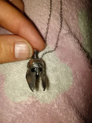 Collar con colgante casco espartano