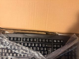 Teclado de ordenador negro y ratón