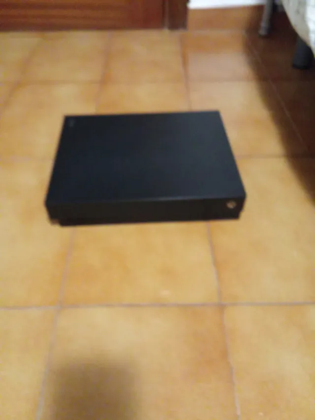 Xbox One X Negra + 2 Mandos y cables principales