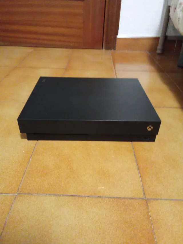 Xbox One X Negra + 2 Mandos y cables principales