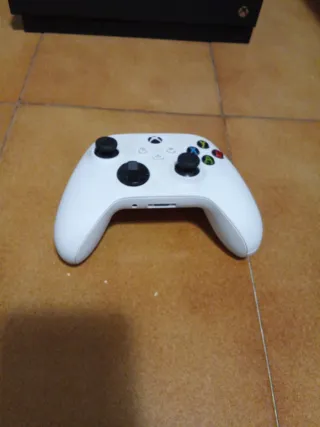 Xbox One X Negra + 2 Mandos y cables principales