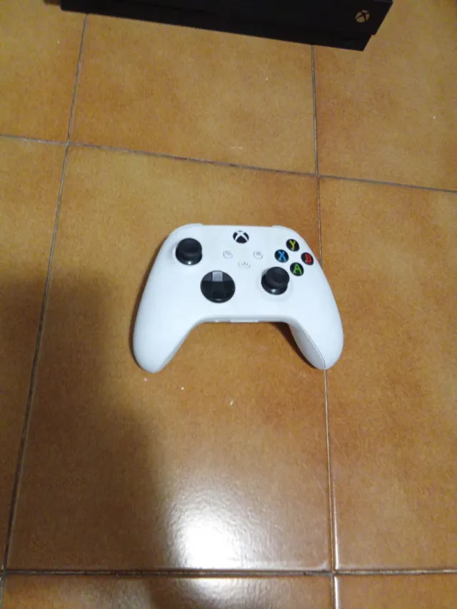 Xbox One X Negra + 2 Mandos y cables principales