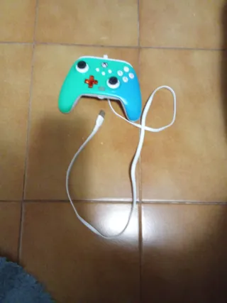 Xbox One X Negra + 2 Mandos y cables principales