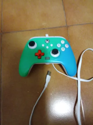 Xbox One X Negra + 2 Mandos y cables principales