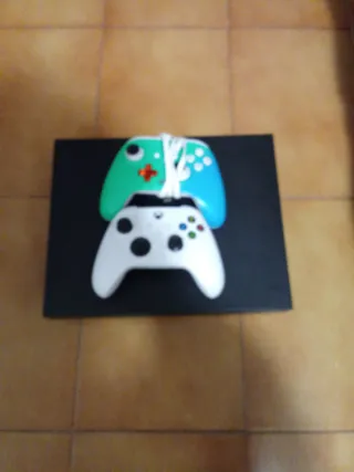 Xbox One X Negra + 2 Mandos y cables principales