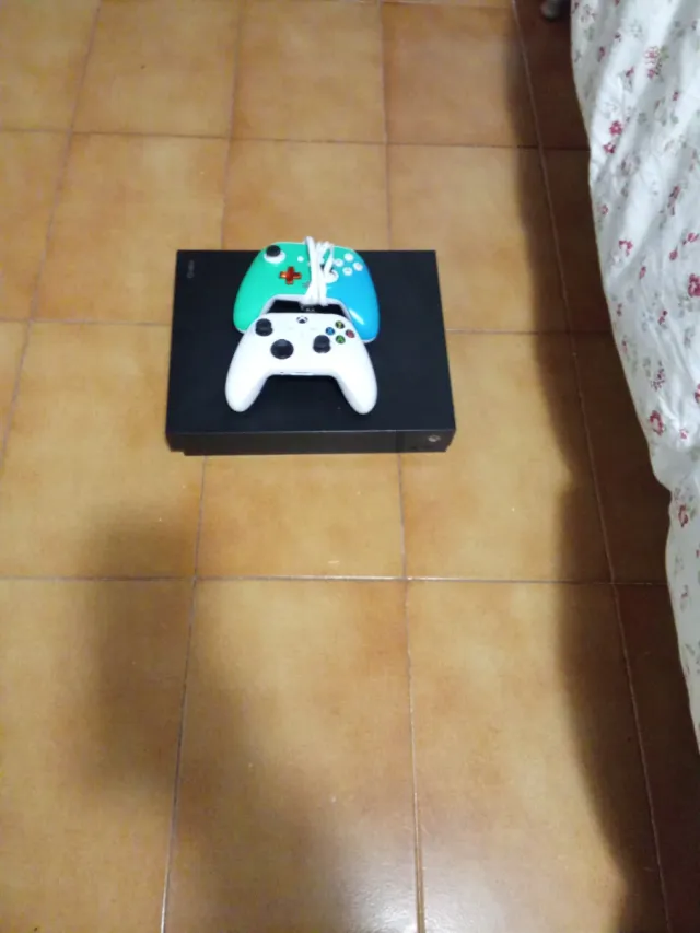 Xbox One X Negra + 2 Mandos y cables principales