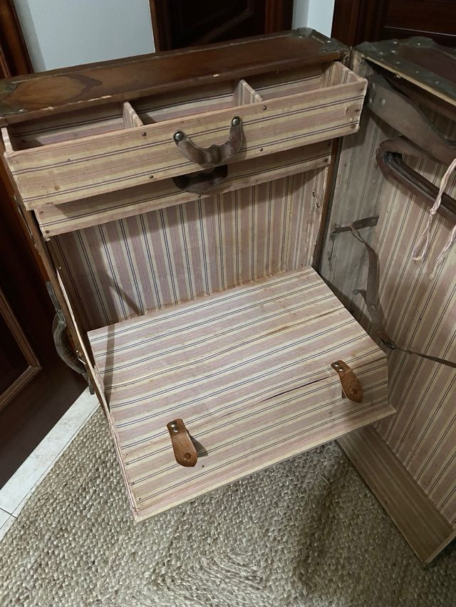 Baúl de viaje antiguo de madera y cuero año1920