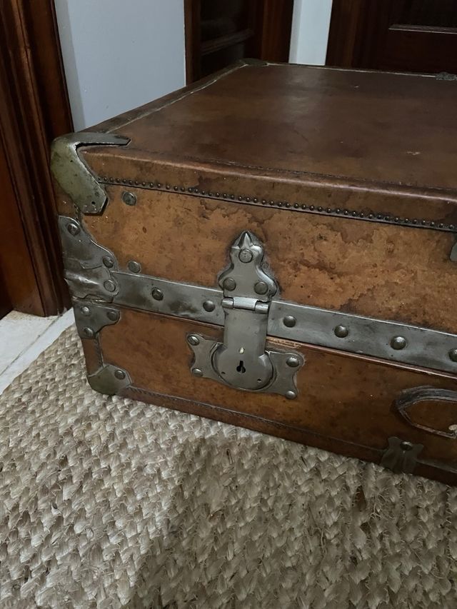 Baúl de viaje antiguo de madera y cuero año1920