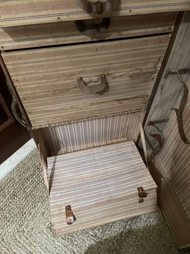 Baúl de viaje antiguo de madera y cuero año1920