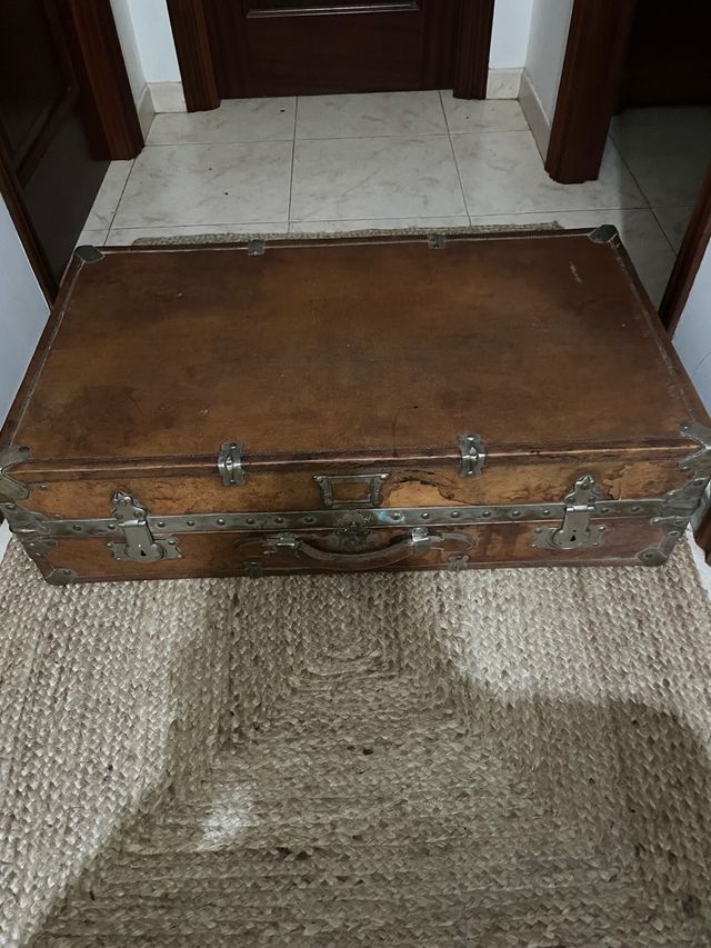 Baúl de viaje antiguo de madera y cuero año1920