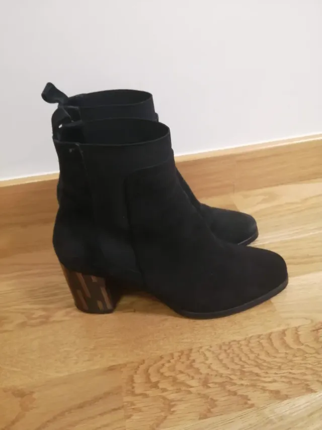 Botines negros con tacon, mujer.