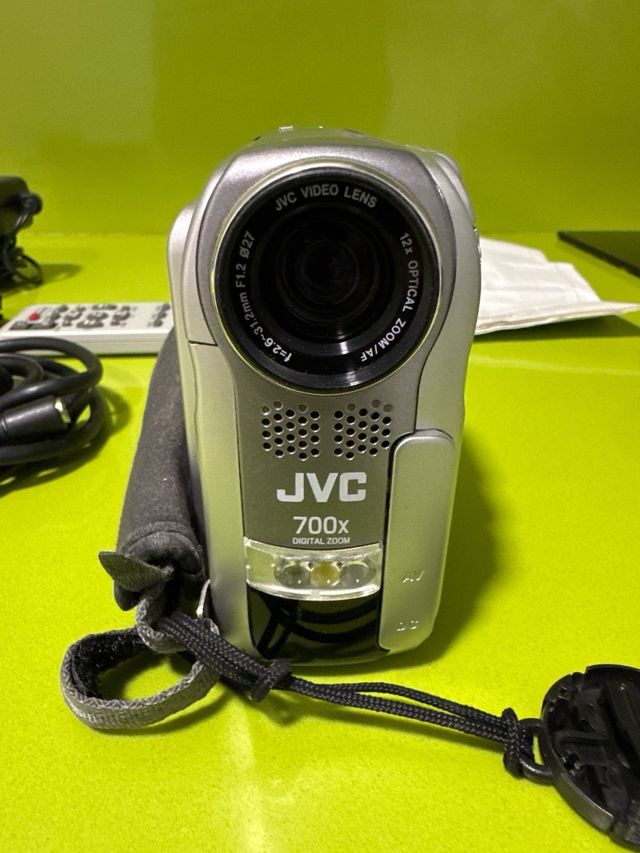 Videocámara JVC Plata y Negra