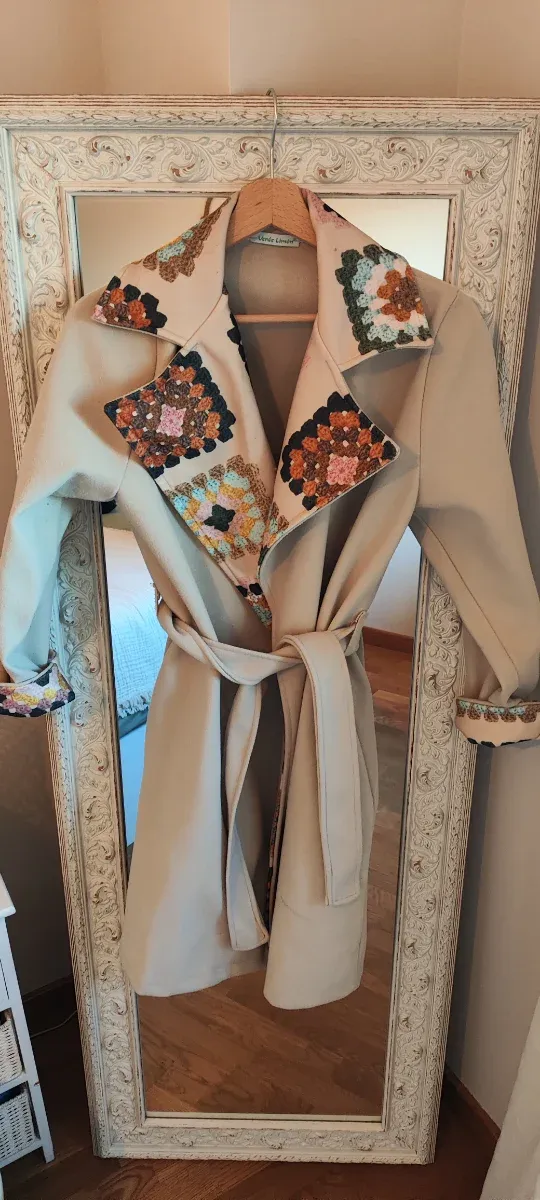 Abrigo beige mujer con detalles en solapa