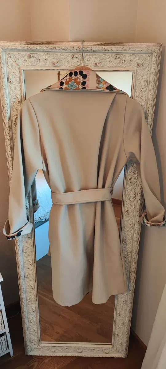 Abrigo beige mujer con detalles en solapa