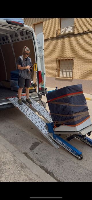 Servicio profesional con robot sube-escaleras