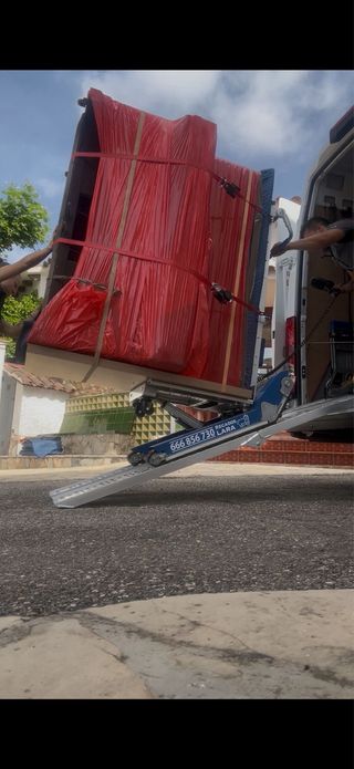 Servicio profesional con robot sube-escaleras