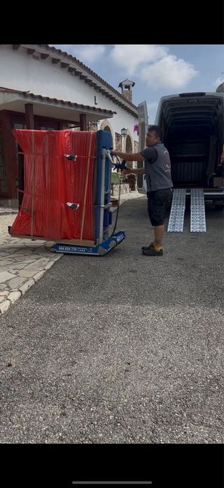 Servicio profesional con robot sube-escaleras