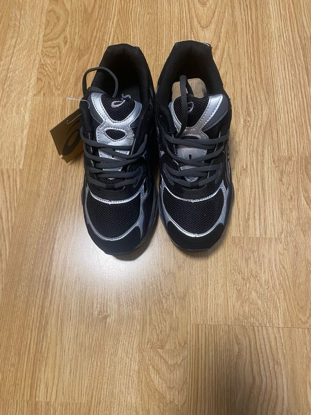 Zapatillas Asics Negras y Grises