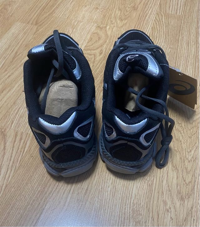 Zapatillas Asics Negras y Grises