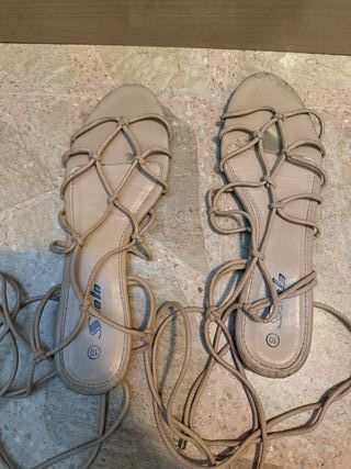 Sandalias planas beige con lazos
