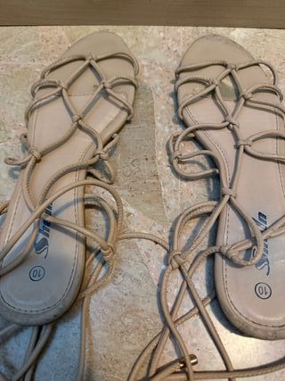 Sandalias planas beige con lazos