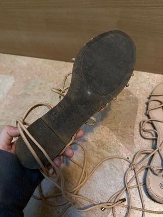 Sandalias planas beige con lazos