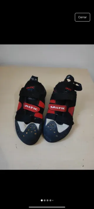 Pies de gato Saltic negros y rojos