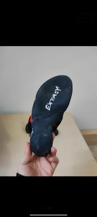 Pies de gato Saltic negros y rojos