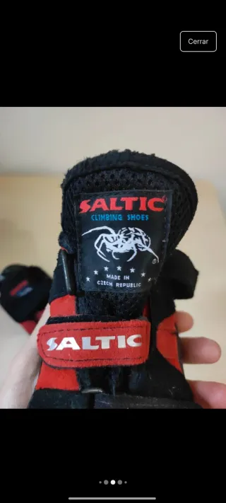 Pies de gato Saltic negros y rojos