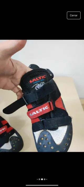 Pies de gato Saltic negros y rojos