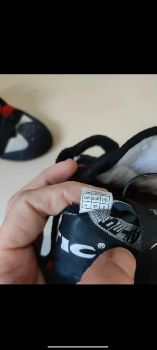 Pies de gato Saltic negros y rojos