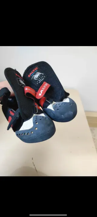 Pies de gato Saltic negros y rojos