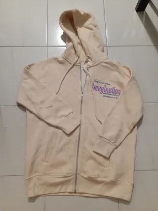 Sudadera beige con cremallera y capucha