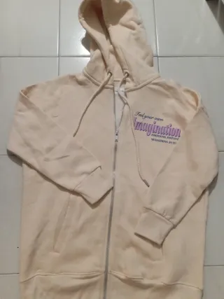 Sudadera beige con cremallera y capucha