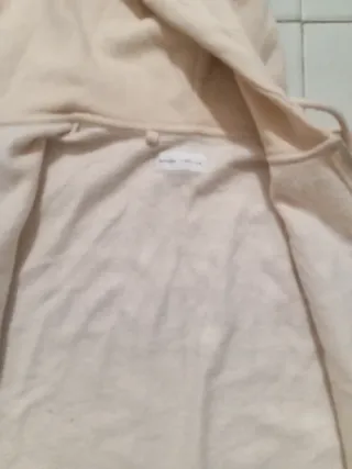 Sudadera beige con cremallera y capucha