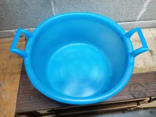 Bacinella blu con manici