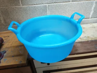 Bacinella blu con manici