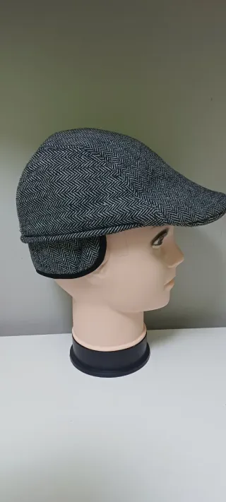 Boina gris y negra con orejeras