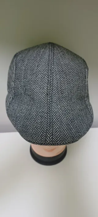 Boina gris y negra con orejeras