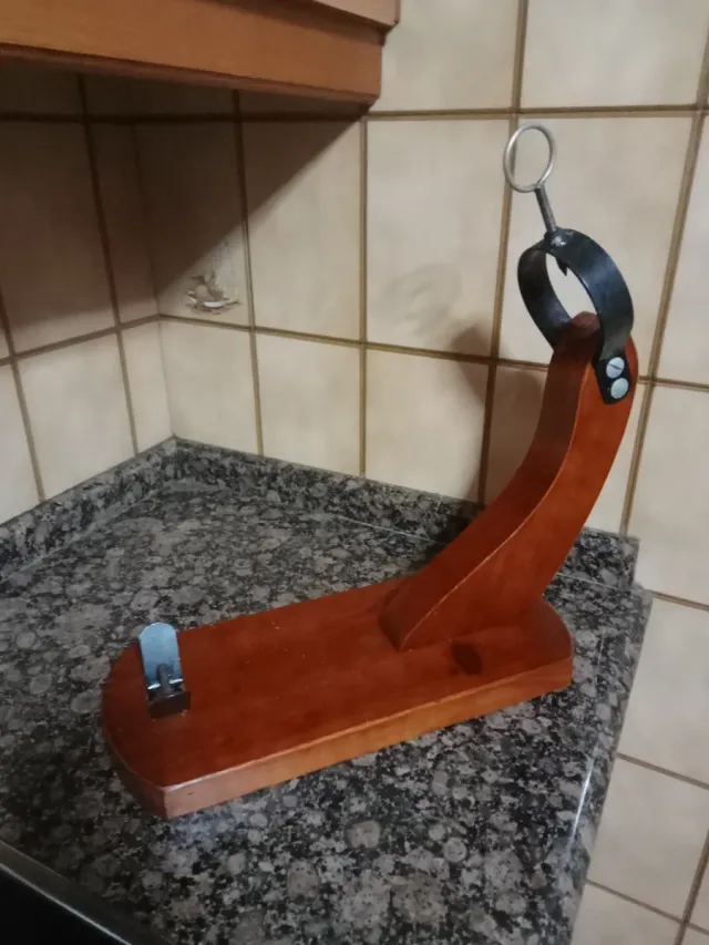 Suporte de madeira para presunto metálico