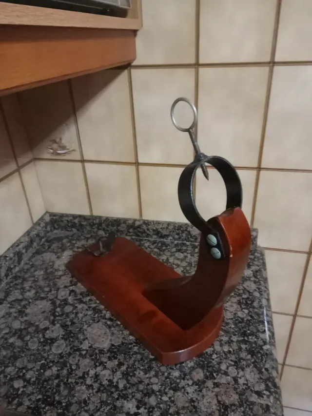 Suporte de madeira para presunto metálico