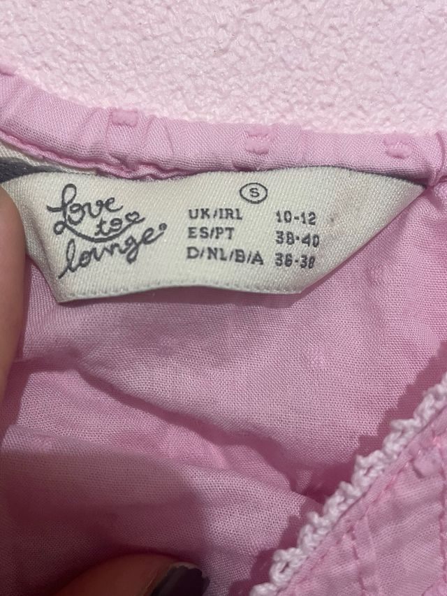 Camiseta rosa con lazos