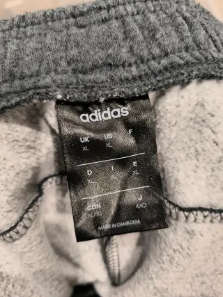 Pantalón Adidas bukser lineal gris